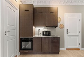 Full-sized fridge, microwave, oven, stovetop - Forenom Serviced Apartments Majorstuen (Oslo)