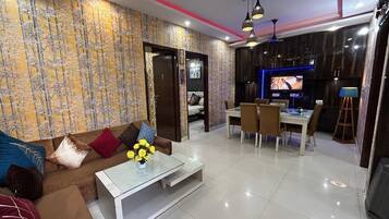 Apartment, 3 Bedrooms, Accessible, Smoking | Living room