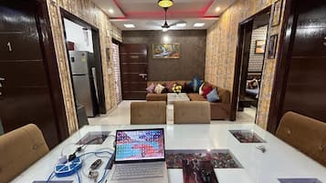 Apartment, 3 Bedrooms, Accessible, Smoking | Living room