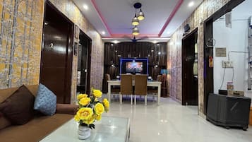 Apartment, 3 Bedrooms, Accessible, Smoking | Living room