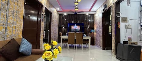Apartment, 3 Bedrooms, Accessible, Smoking | Living room