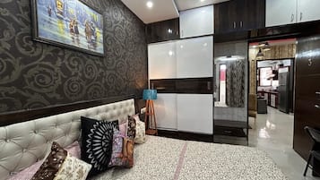 Apartment, 3 Bedrooms, Accessible, Smoking | 3 bedrooms