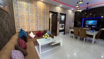 Apartment, 3 Bedrooms, Accessible, Smoking | Living room
