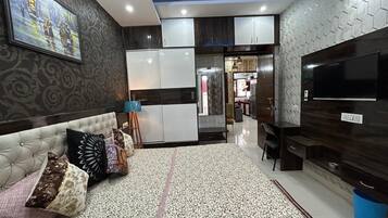 Apartment, 3 Bedrooms, Accessible, Smoking | Room amenity