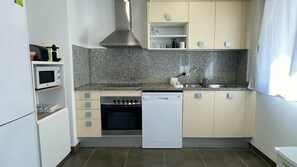 Een koelkast, een magnetron, een oven, een vaatwasser