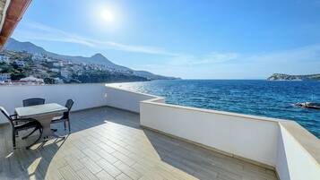 Deluxe kamer, uitzicht op zee | Terras