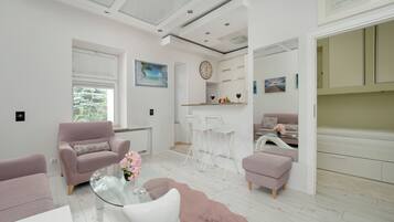 Apartamento, 1 habitación, cocina | Sala de estar | Smart TV de 45 pulgadas con canales digitales