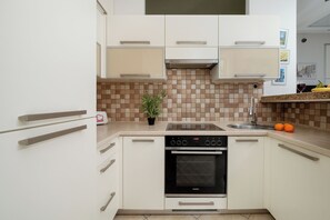 Apartment, 1 Bedroom, Kitchen | Private kitchen | Fridge, oven, stovetop, dishwasher - Apartment Łódź With Parking by Renters (Lódz)