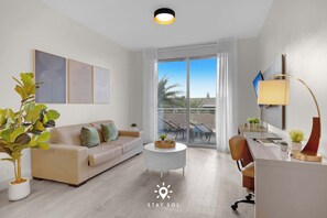 Una televisión, una oficina