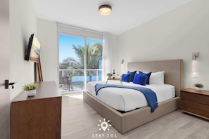 1 habitación, escritorio, tabla de planchar con plancha y cuna de viaje 