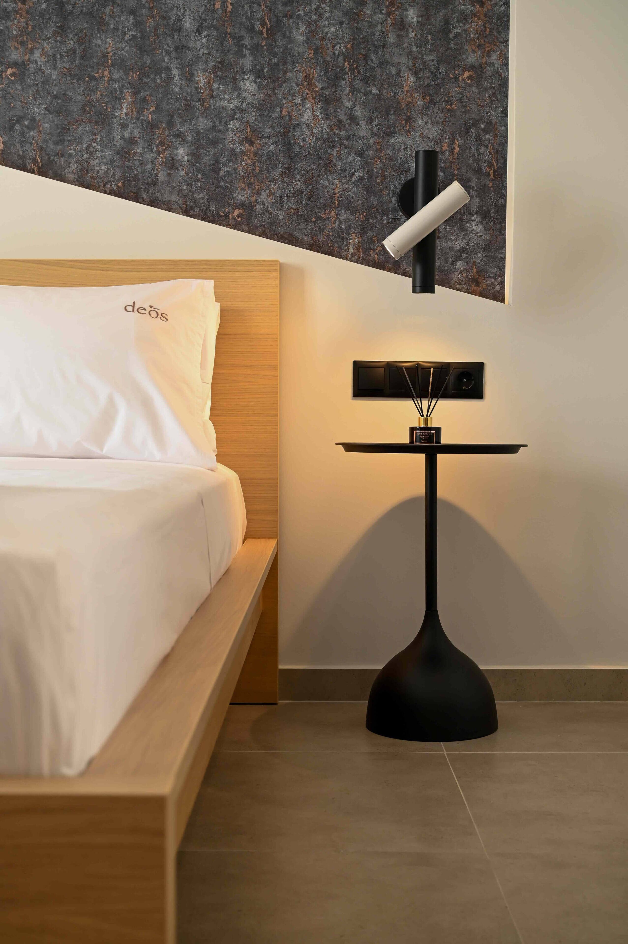 Een strijkplank/strijkijzer, wifi, beddengoed