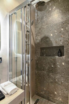 Shower, hair dryer, towels