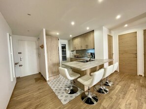 Een koelkast, een microgolfoven, een oven, een kookplaat