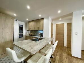 Fridge, microwave, oven, stovetop - Modern apartment in Toulon city center (Toulon)