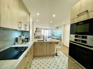 Fridge, microwave, oven, stovetop - Modern apartment in Toulon city center (Toulon)