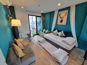 Perfect 2BR 2BA for Family & Friend, City View | Blackout drapes, soundproofing, iron/ironing board, free WiFi - The Base Central Pattaya by Mickey (Pattaya)