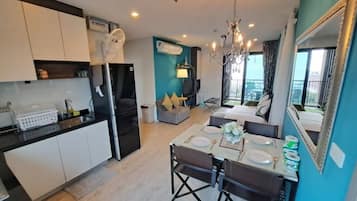 Perfect 2BR 2BA for Family & Friend, City View | Blackout drapes, soundproofing, iron/ironing board, free WiFi
