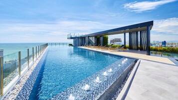 2 Außenpools, geöffnet von 07:00 Uhr bis 22:00 Uhr, Liegestühle