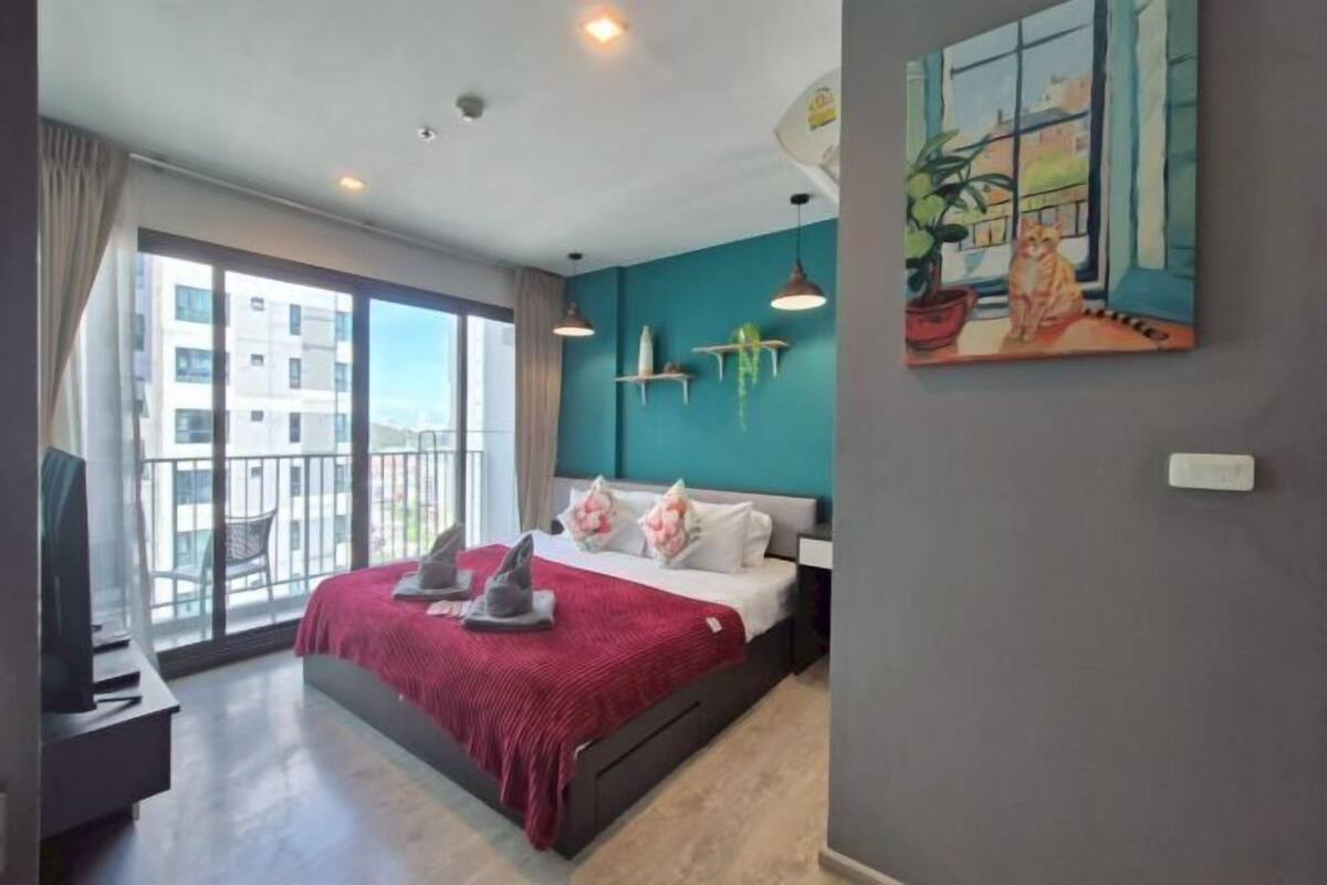 Blackout curtains, soundproofing, iron/ironing board, free WiFi