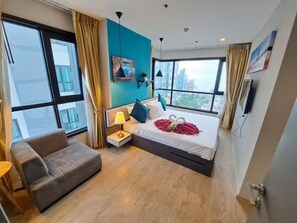 Langsir/tirai gelap terus, kalis bunyi, seterika/papan seterika 