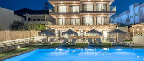 Piscina a l'aire lliure de temporada, para-sols i gandules