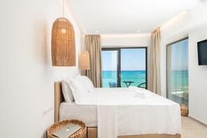 Habitación doble superior, balcón | Caja fuerte, escritorio, espacio para trabajar con un portátil