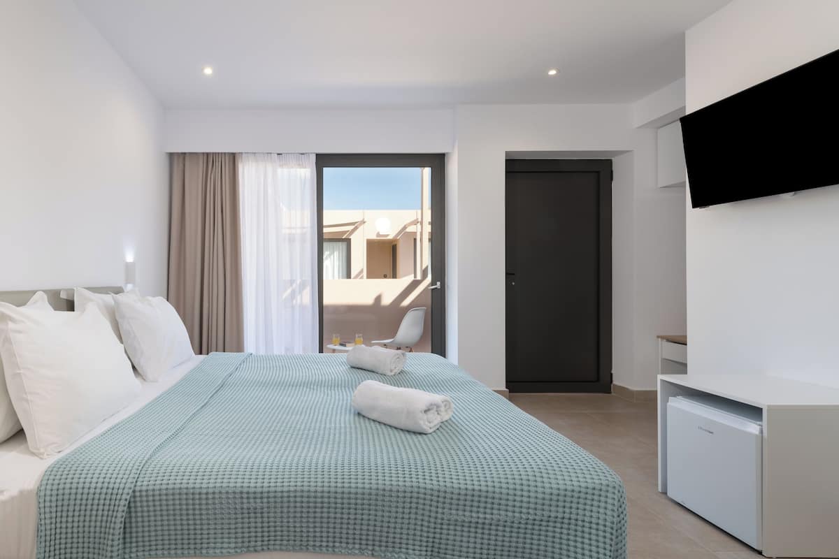 Standaard kamer, 1 twee- of 2 eenpersoonsbedden, uitzicht op de binnenplaats | Een kluis op de kamer, een bureau, een laptopwerkplek