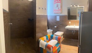 Chambre Double | Salle de bain | Douche, sèche-cheveux, serviettes fournies, savon