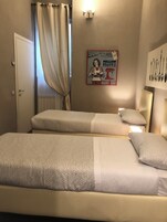 Habitación con 2 camas individuales | Escritorio y wifi gratis