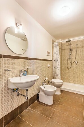 Apartment, 1 Bedroom, Smoking, Balcony | Bathroom