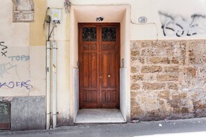 Apartment, 1 Bedroom, Smoking, Balcony | Property entrance