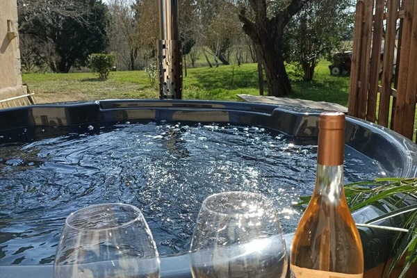 Outdoor spa tub