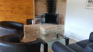 Een televisie en boeken