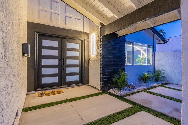 Exterior detail - The Blush Babe • Old Town Scottsdale • Heated Pool • Selfie Museum (Scottsdale)