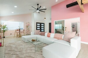 Smart TV - The Blush Babe • Old Town Scottsdale • Heated Pool • Selfie Museum (Scottsdale)