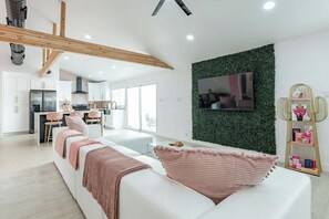 Smart TV - The Blush Babe • Old Town Scottsdale • Heated Pool • Selfie Museum (Scottsdale)