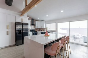 Fridge, microwave, oven, stovetop - The Blush Babe • Old Town Scottsdale • Heated Pool • Selfie Museum (Scottsdale)