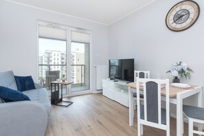 Apartment, 1 Schlafzimmer, Balkon | Essbereich im Zimmer