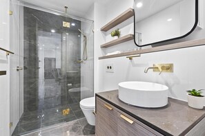 Douche, sèche-cheveux, serviettes fournies, savon
