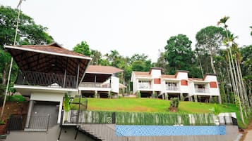 1 bedroom, premium bedding, Select Comfort beds, blackout curtains