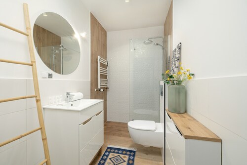 Modern Studio With Parking by Renters