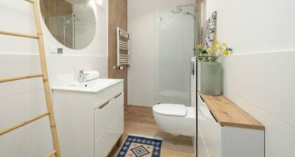 Modern Studio With Parking by Renters