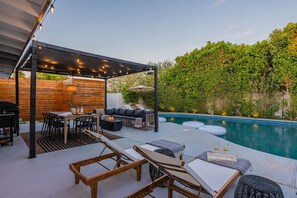 Outdoor dining - The Maeve • Old Town Scottsdale • Heated Pool • Swim Up Bar • House + Casita (Scottsdale)