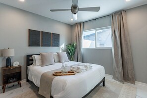 6 bedrooms, iron/ironing board, WiFi, bed sheets - The Maeve • Old Town Scottsdale • Heated Pool • Swim Up Bar • House + Casita (Scottsdale)