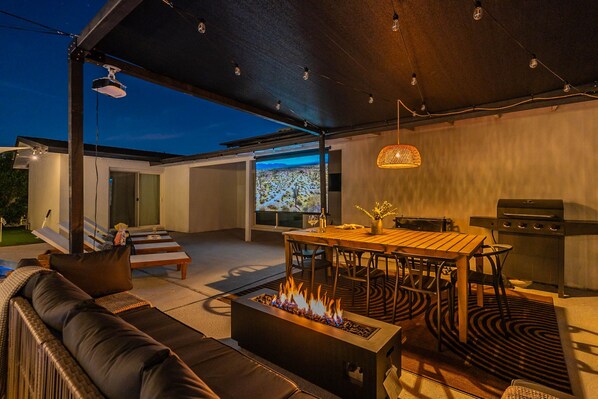 Outdoor dining - The Maeve • Old Town Scottsdale • Heated Pool • Swim Up Bar • House + Casita (Scottsdale)