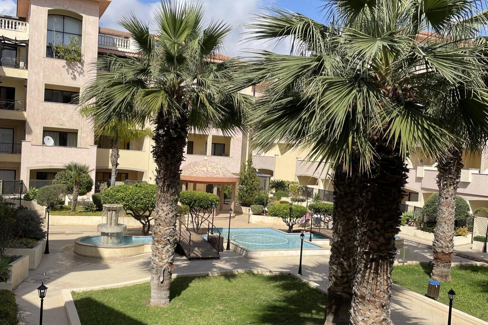 Una piscina cubierta