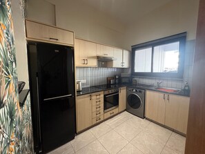 Køleskab, mikrobølgeovn, ovn, kogeplade