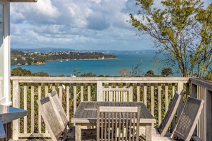 Outdoor dining - 2 bedroom holiday home with stunning panoramic ocean views. (Waiheke Island)