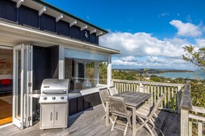 Outdoor dining - 2 bedroom holiday home with stunning panoramic ocean views. (Waiheke Island)