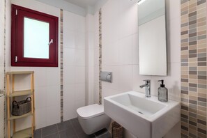 Douche, sĂšche-cheveux, serviettes fournies, savon
